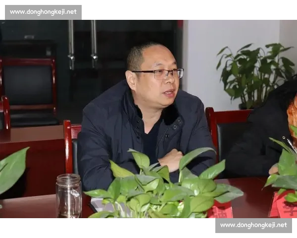 向余望:绿茵急行路上,批评为镜,初心不坠 向余望:绿茵急行路上,批评为镜,初心不坠